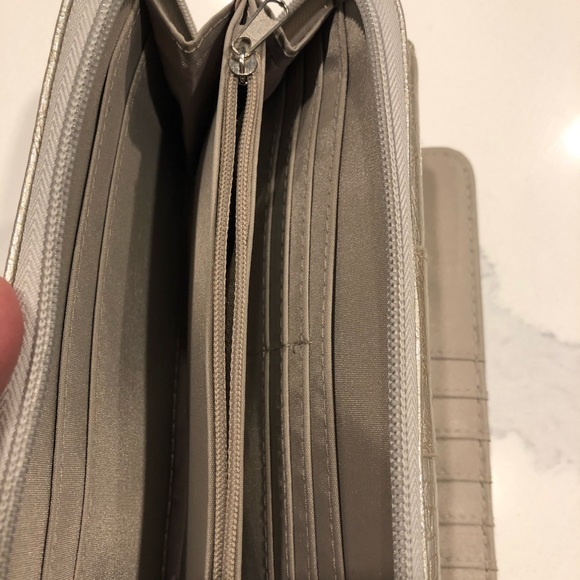 Gold Kenneth Cole Wallet - Picture 5 of 5